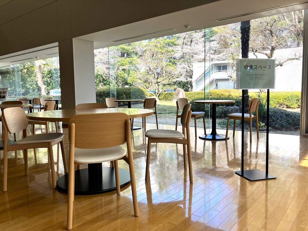 丸い机に椅子が並ぶ飲食スペースの画像