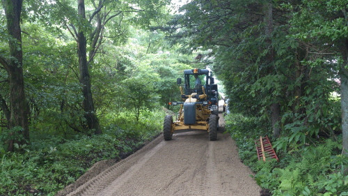 ８月２６日、道路の補修をしました