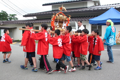 元気な子供神輿