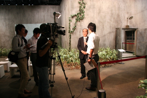 インタビューを受ける多田羅座長