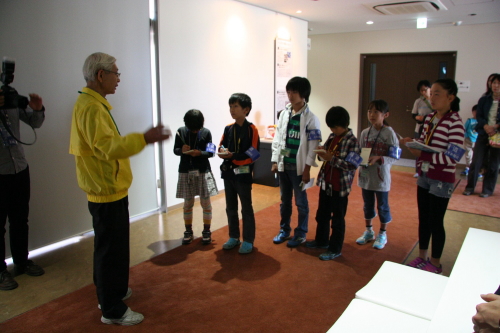 取材中の子供記者