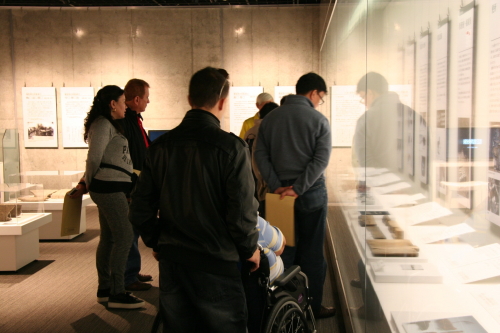 発掘調査で出土した数々の遺物に興味津々の一行