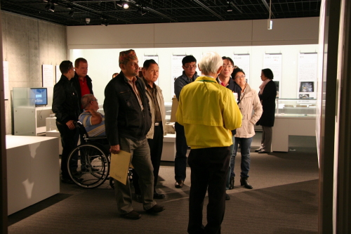 年表で日本のハンセン病の歴史を確認、日本ニュースの古い映像に声を失う専門家たち