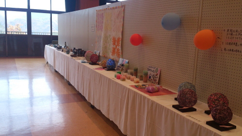 色とりどりの工芸品の数々