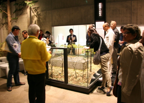 模型の説明を聞く海外の専門家