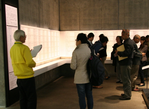 収監者のパネルを見ながら真剣にプロフィールを確認