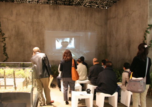 再現映像のリアルさに見入る一行