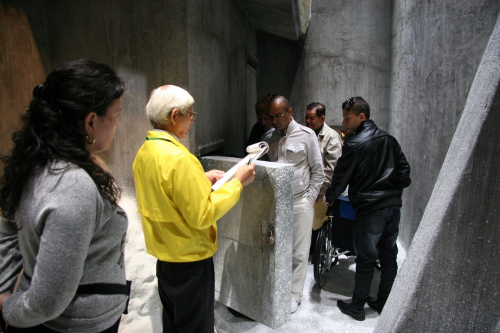 実寸大で再現された独房内に入って収監者への思いをはせる