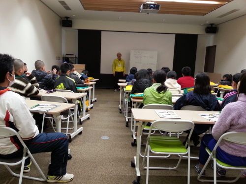 ガイダンス映像の後で学芸員と４コーナーをしました