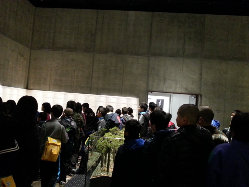 収監者のプロフィールを見つめる皆さん