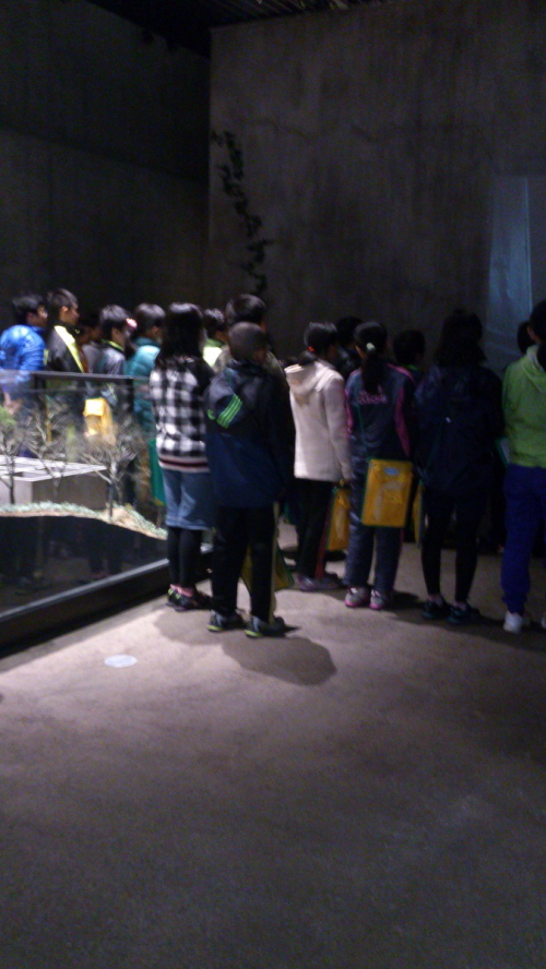 再現映像では収監者の様子に息をのんで見入っていました