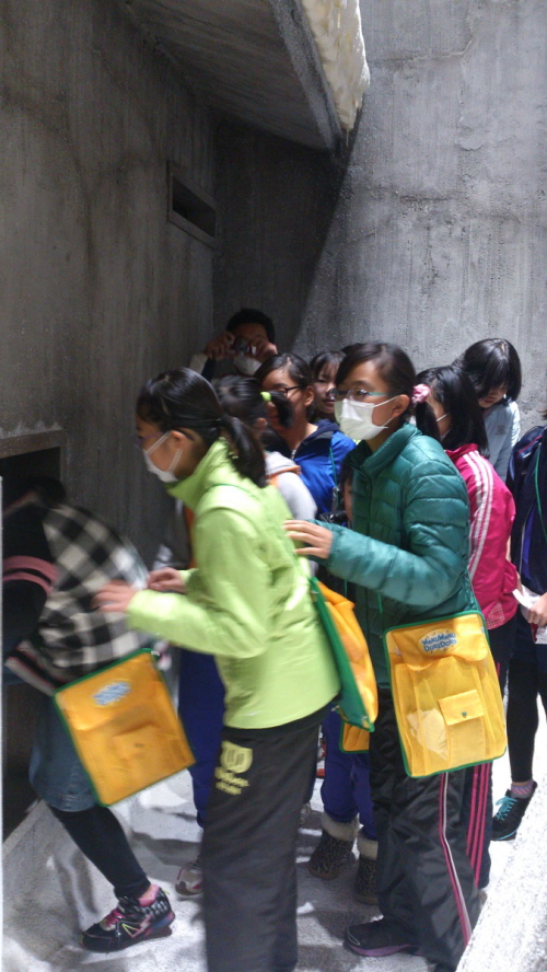 男子も女子も独房に入って実体験。「出られなくなったらどうしよう？」と心配する子も