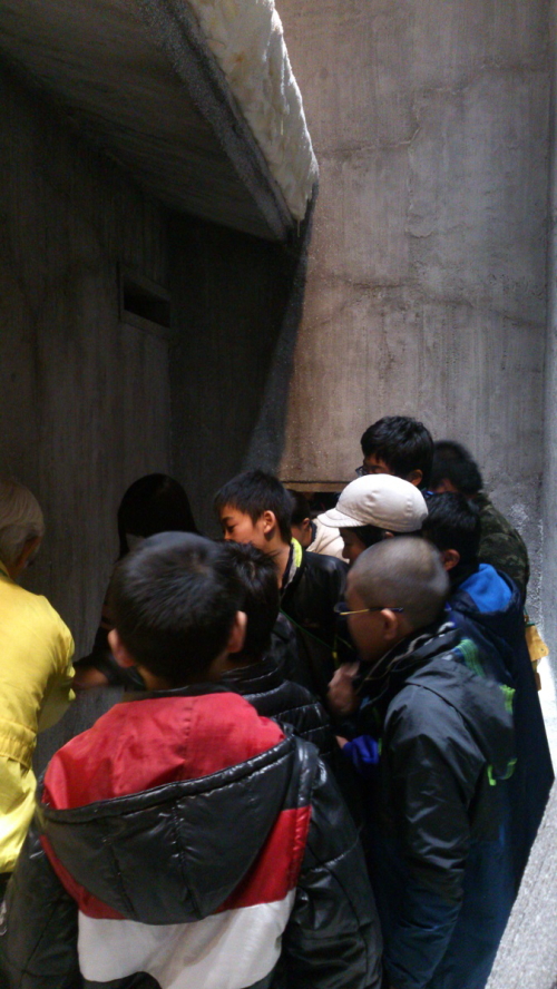 男子も女子も独房に入って実体験。「出られなくなったらどうしよう？」と心配する子も