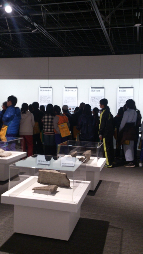 発掘コーナーで出土遺物に目を凝らす生徒さんたち