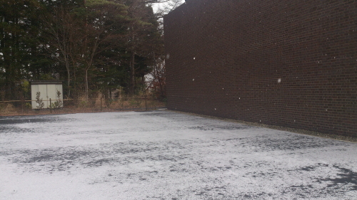 降っては消え、消えてはまた降りを繰り返してやがて根雪になります